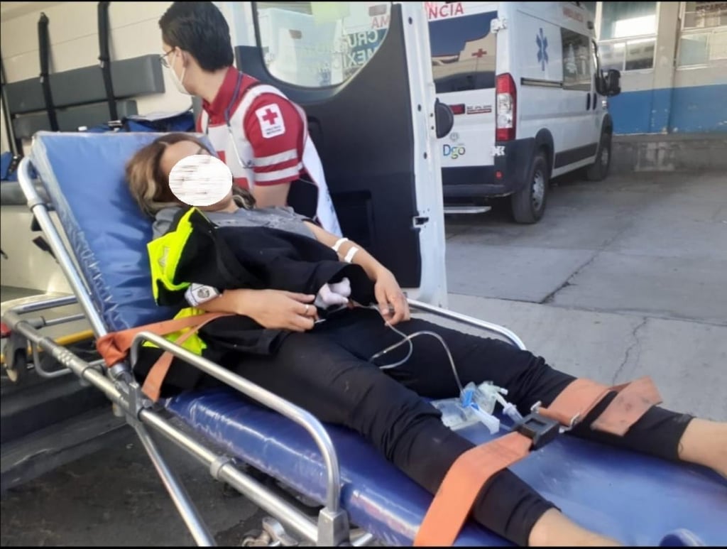 Asisten a mujer durante parto en vehículo en Gómez Palacio