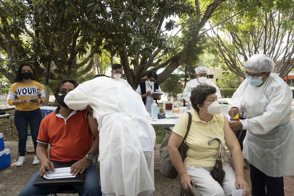 Sufre supuesta parálisis hombre de 65 años tras recibir vacuna CanSino en Oaxaca