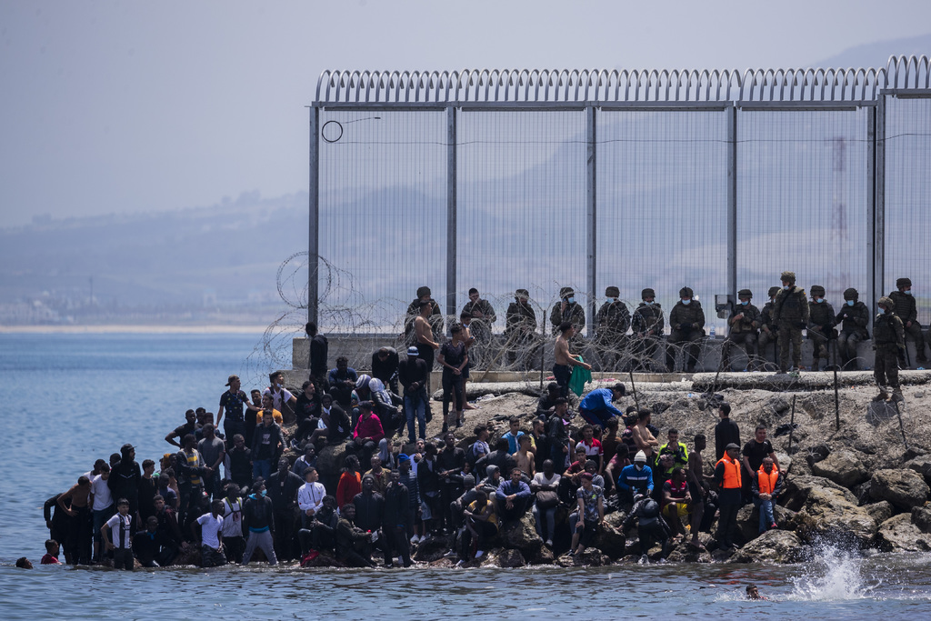 Enfrentan crisis migratoria en España
