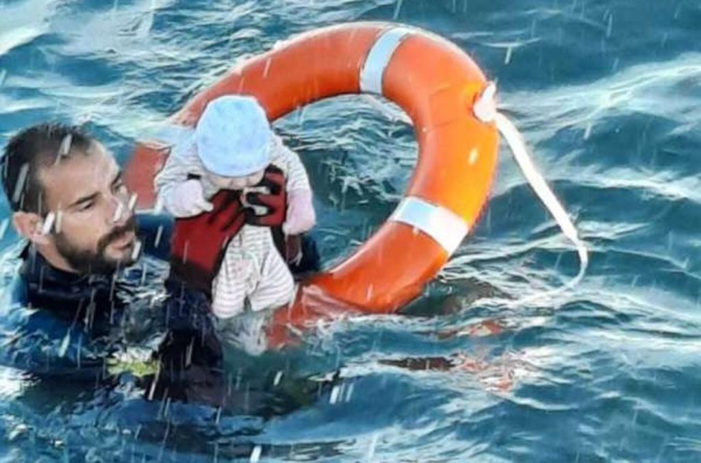 Guardia Civil español rescata a bebé del mar