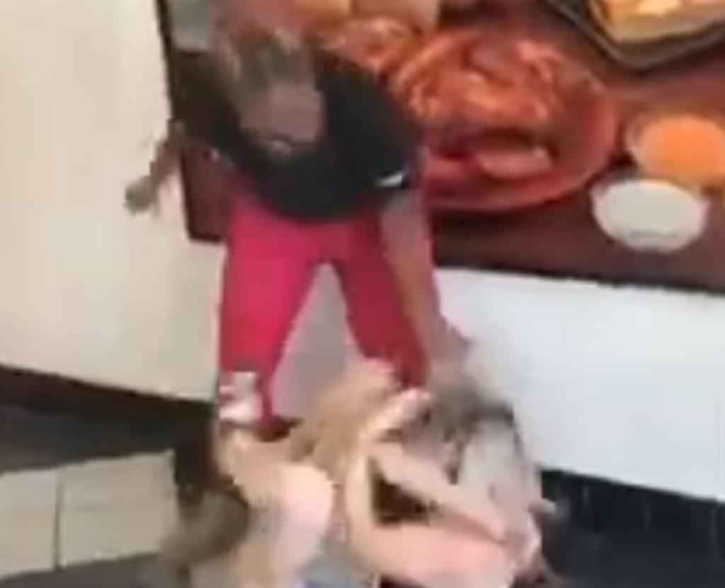 Mujer ataca brutalmente a joven madre dentro de una pizzería y huye del lugar