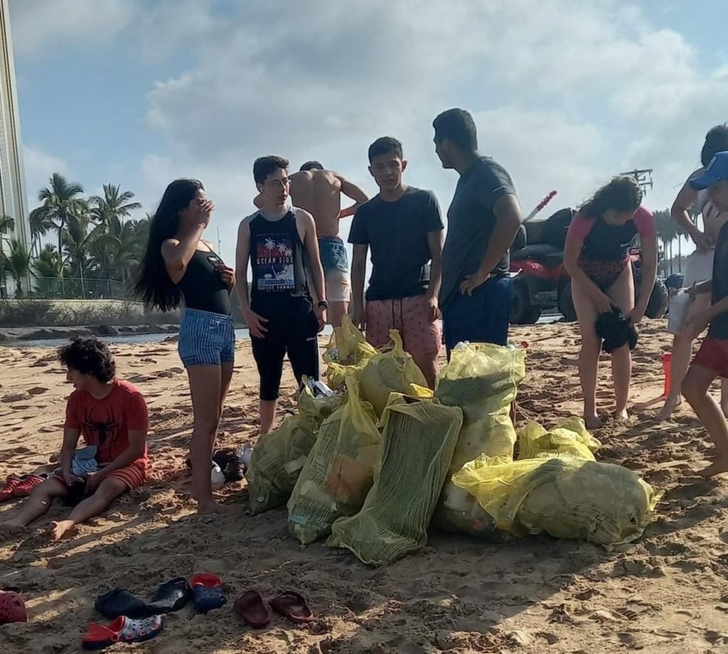 Duranguenses limpian playas en Mazatlán y se viralizan