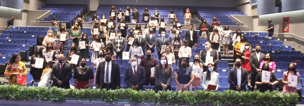 Entregan medalla Benito Juárez a 72 estudiantes de la UJED