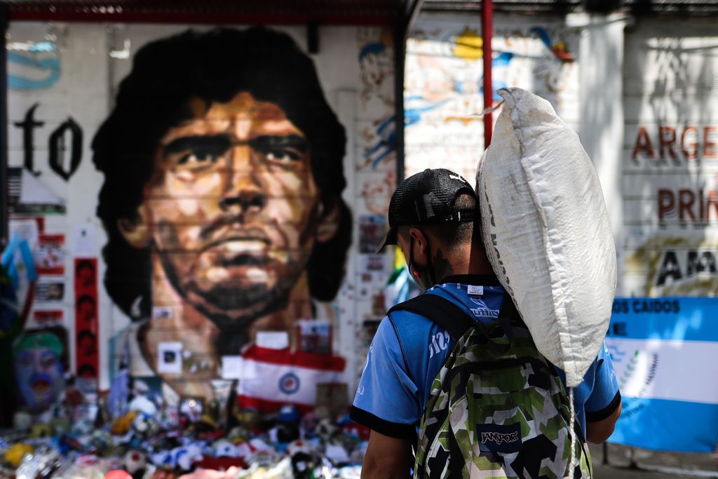 Fiscalía argentina agrava cargos contra imputados por muerte de Maradona