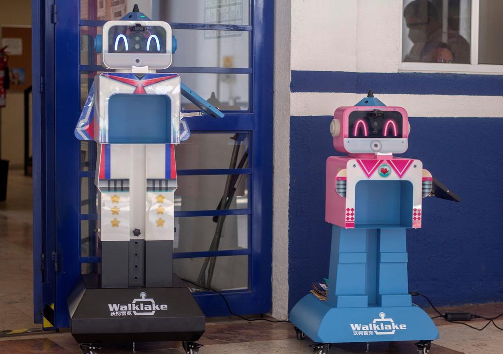 Robot cuida a estudiantes en Querétaro durante regreso a clases