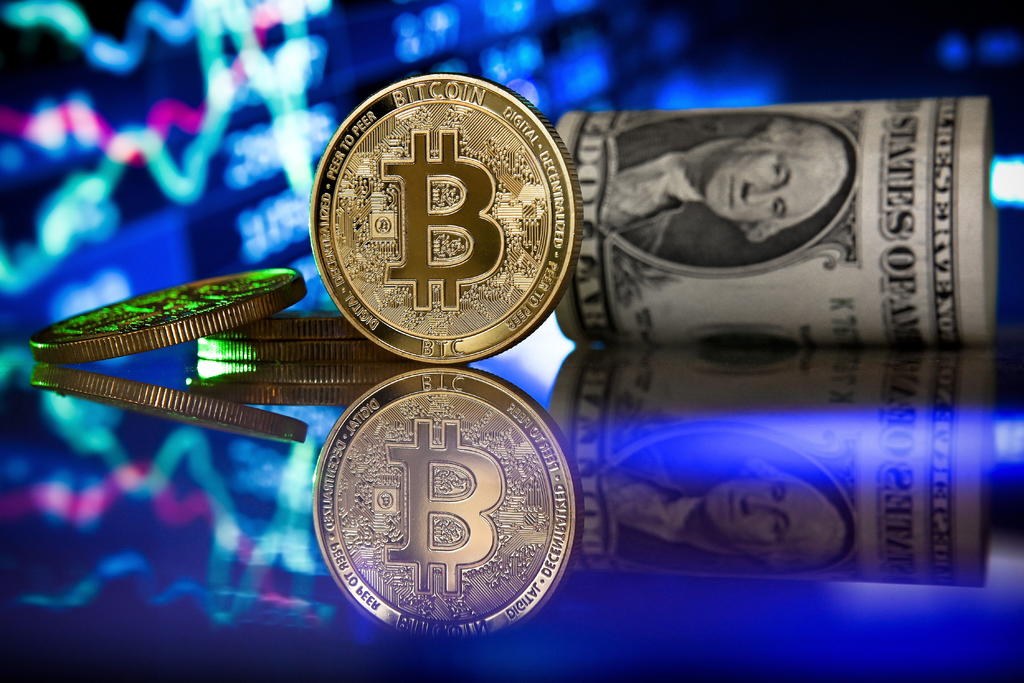 Bitcoin se recupera del desplome del miércoles y ronda los 42,000 dólares