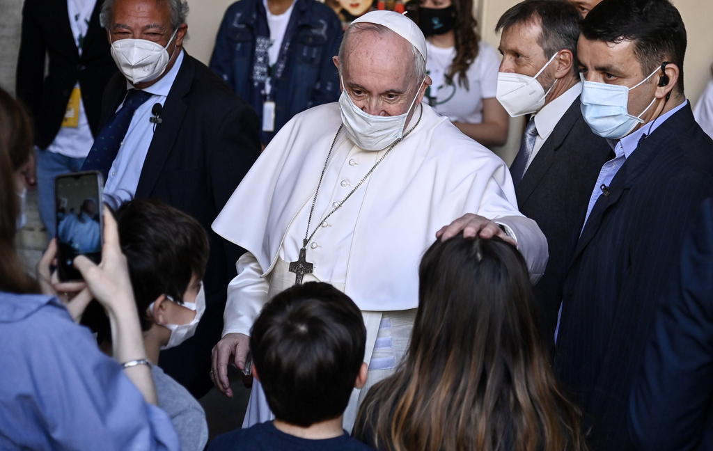 Papa Francisco critica a curas que bendicen armas