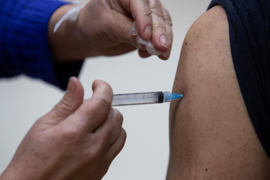 Sigue Chile vacunando con rapidez; alza de contagios genera incertidumbre