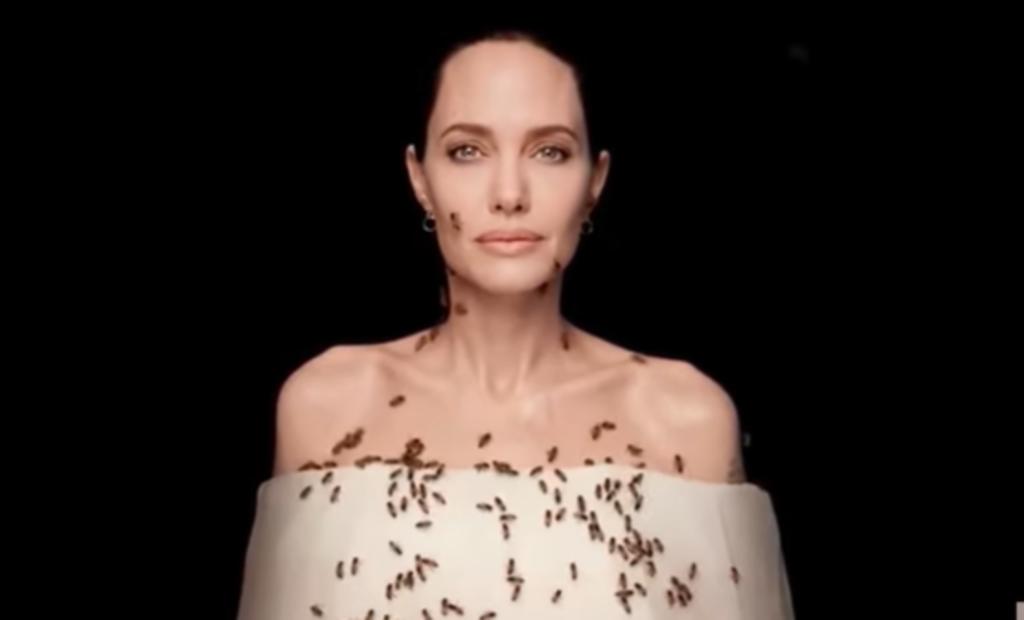 Angelina Jolie posa cubierta de abejas para concientizar su conservación
