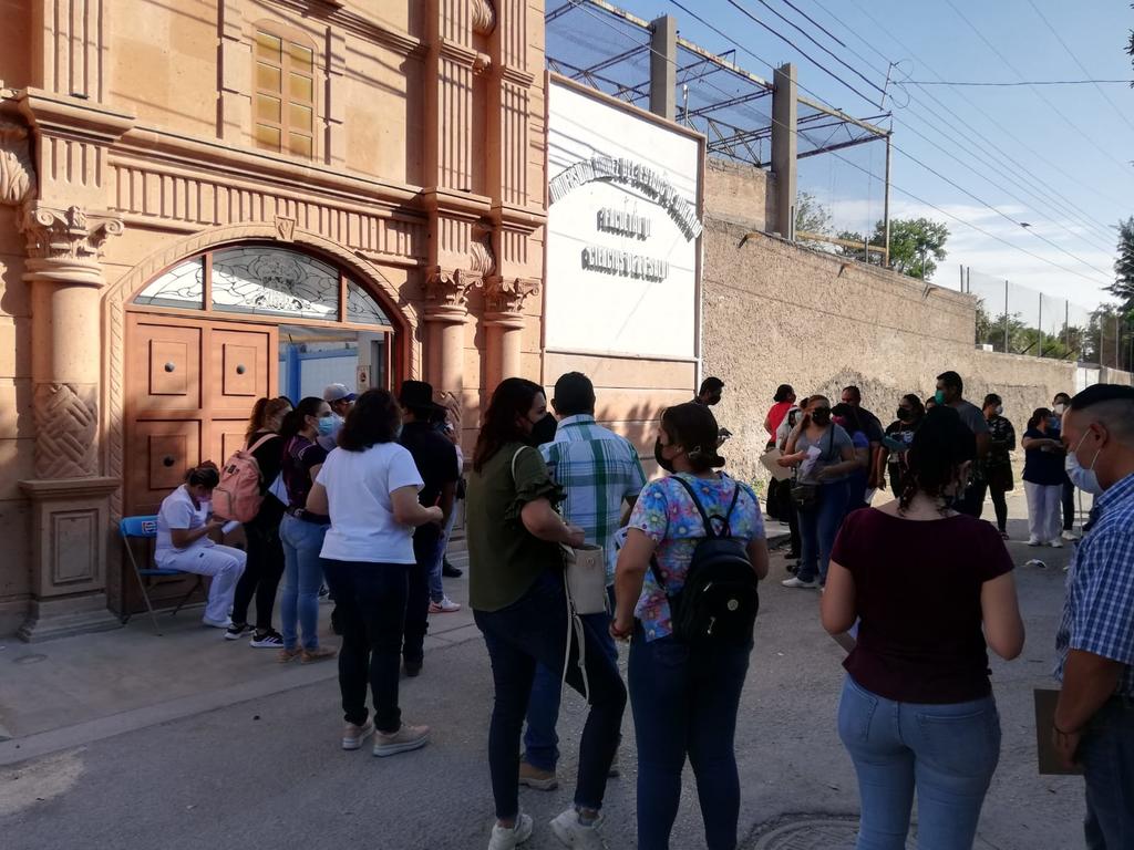 Inicia aplicación de segundas dosis antiCOVID para personal de salud en Gómez Palacio