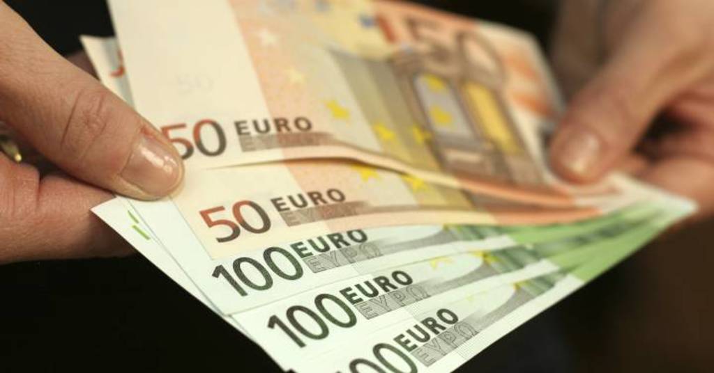 Se deprecia el euro frente al dólar