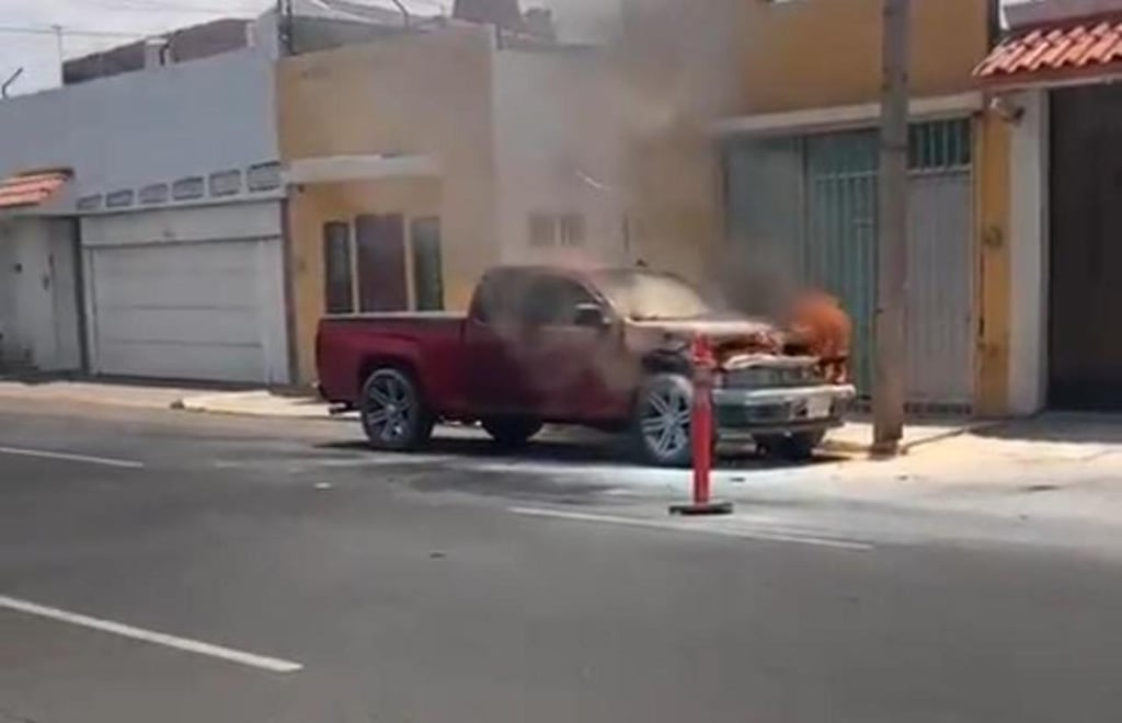 Arde camioneta en avenida Libertad