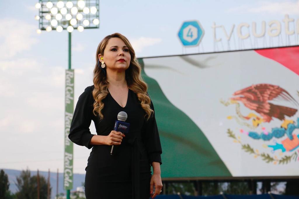Marisol Castillo olvida el Himno Nacional en juego inaugural de Unión Laguna