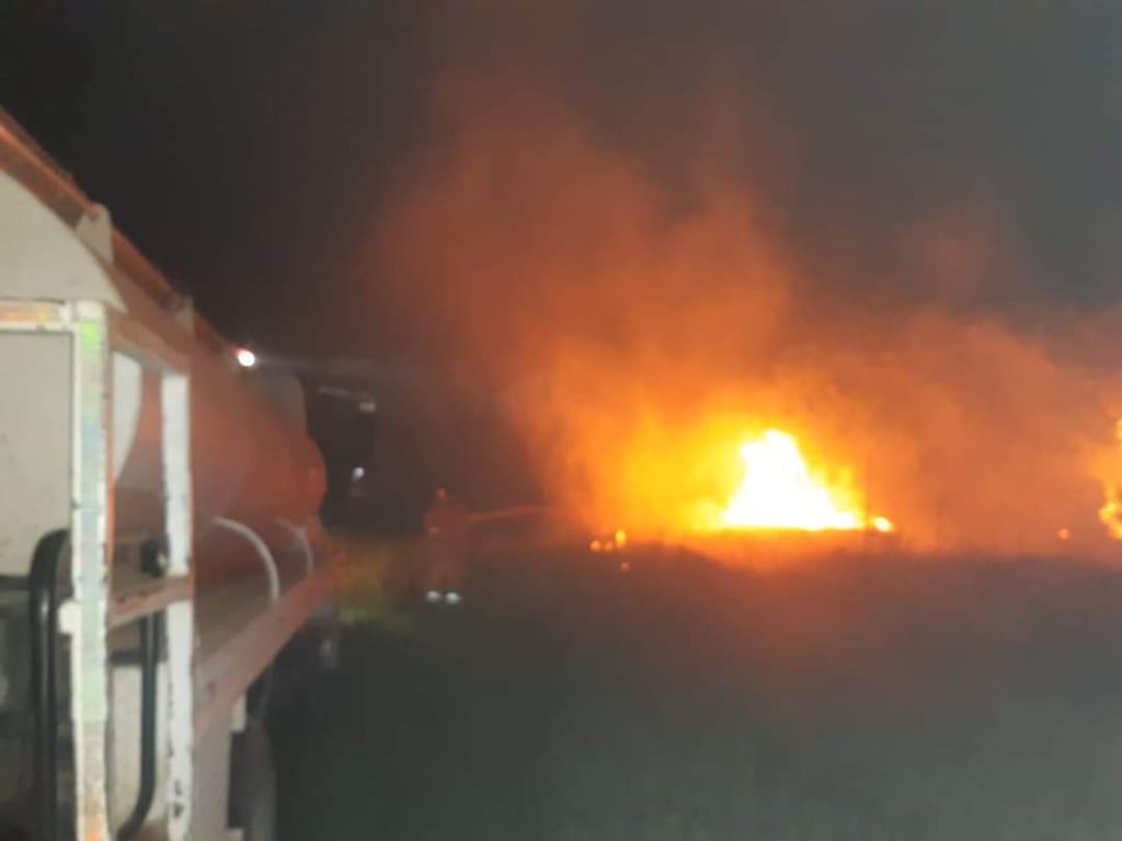 Incendio en terreno moviliza a bomberos de Lerdo
