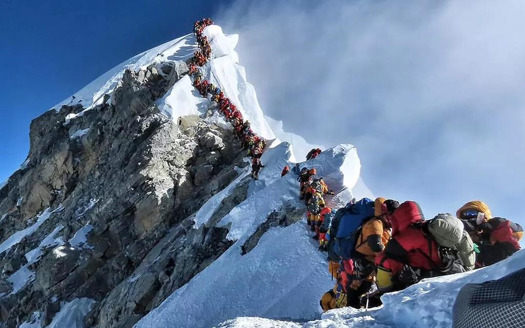Al menos 100 escaladores en el Everest se contagiaron de COVID