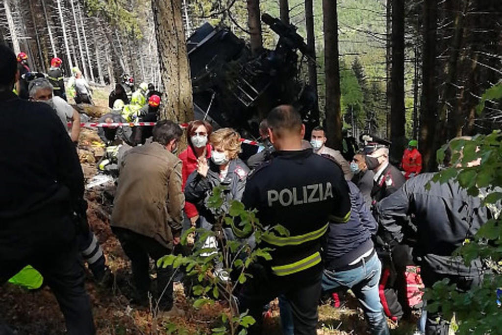 Muere menor accidentado en desplome de teleférico en Italia; suman 14 víctimas