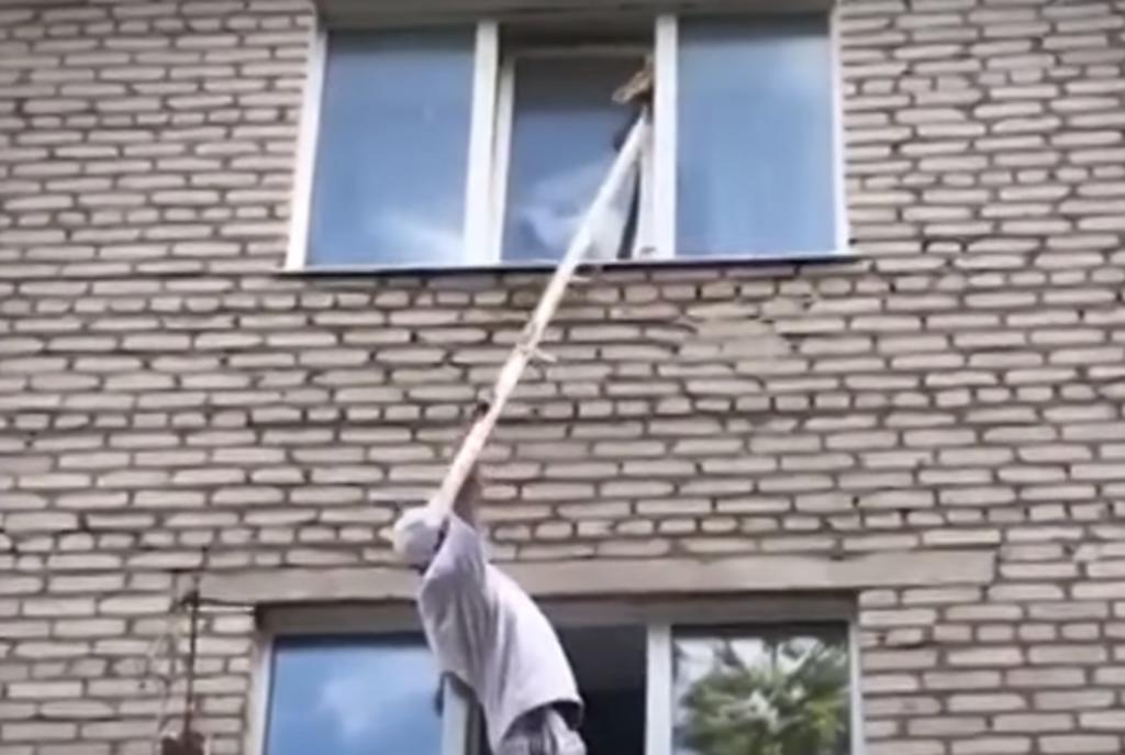 Hombre arriesga su vida para rescatar a un gato atorado en una ventana