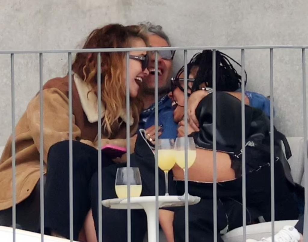Rita Ora, Taika Waititi y Tessa Thompson son captados en 'beso de tres'