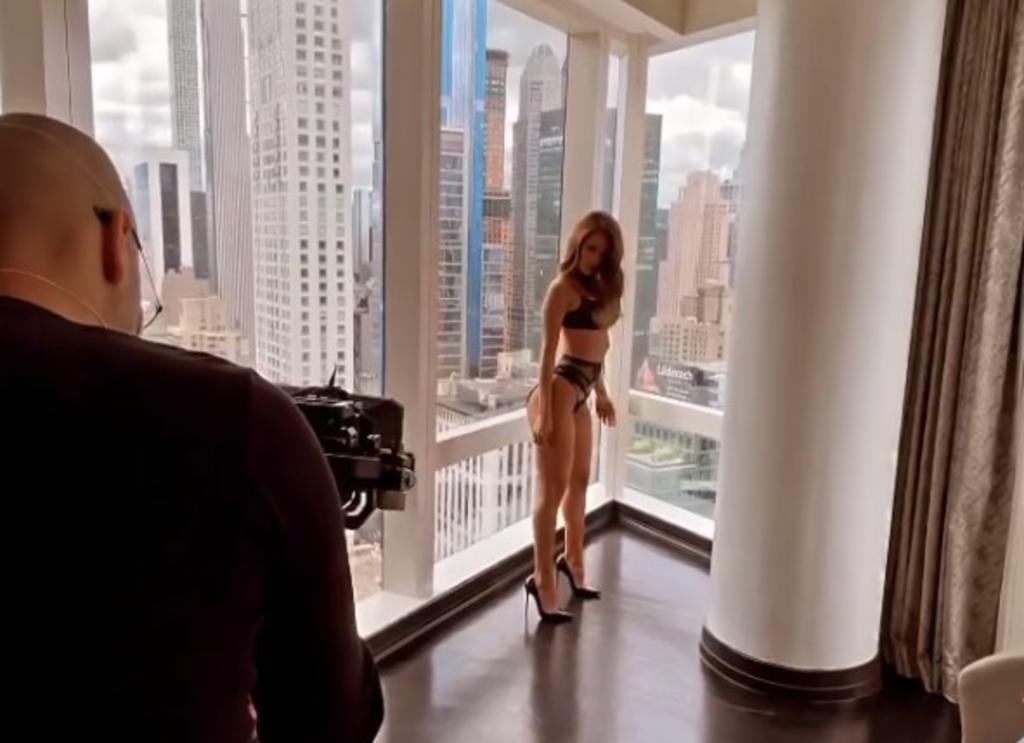 Yanet García muestra su caminata 'sensual' en apartamento de Nueva York