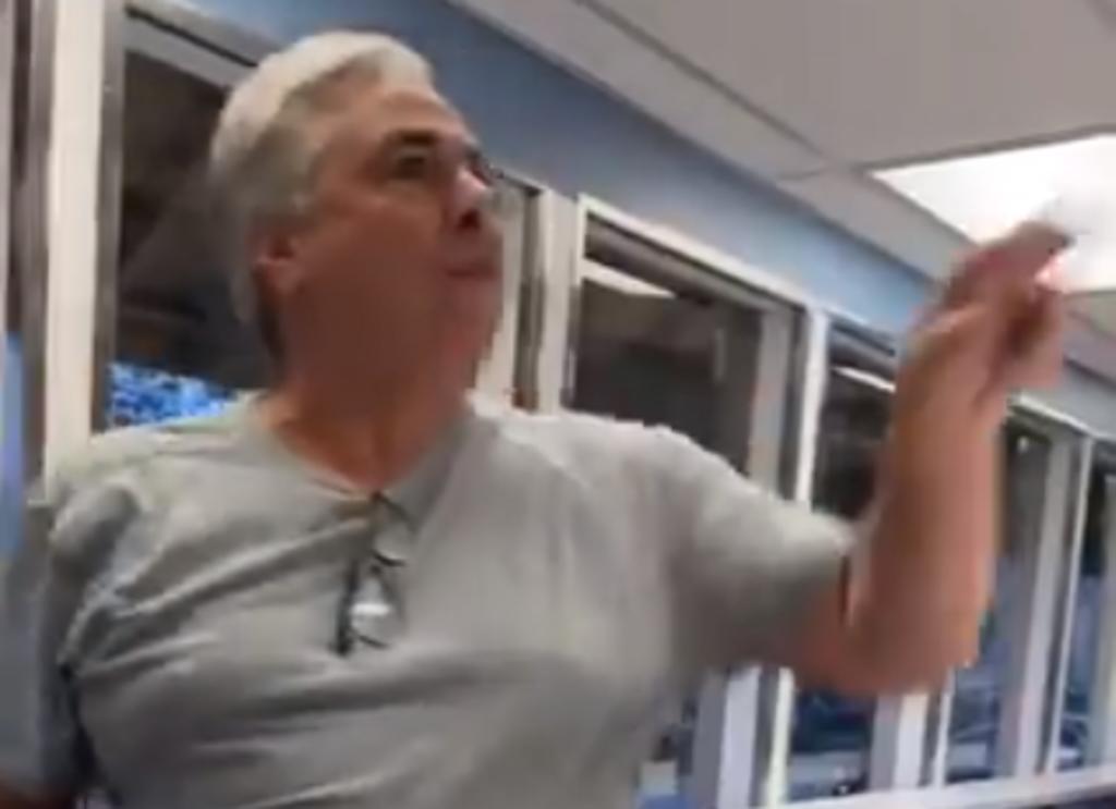Hombre grita insultos racistas a empleados de cafetería porque le negaron el servicio