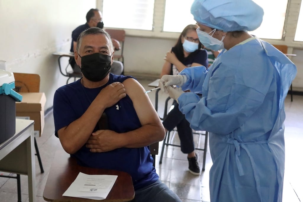 Seguro Social de Honduras  aplica vacuna a sus afiliados