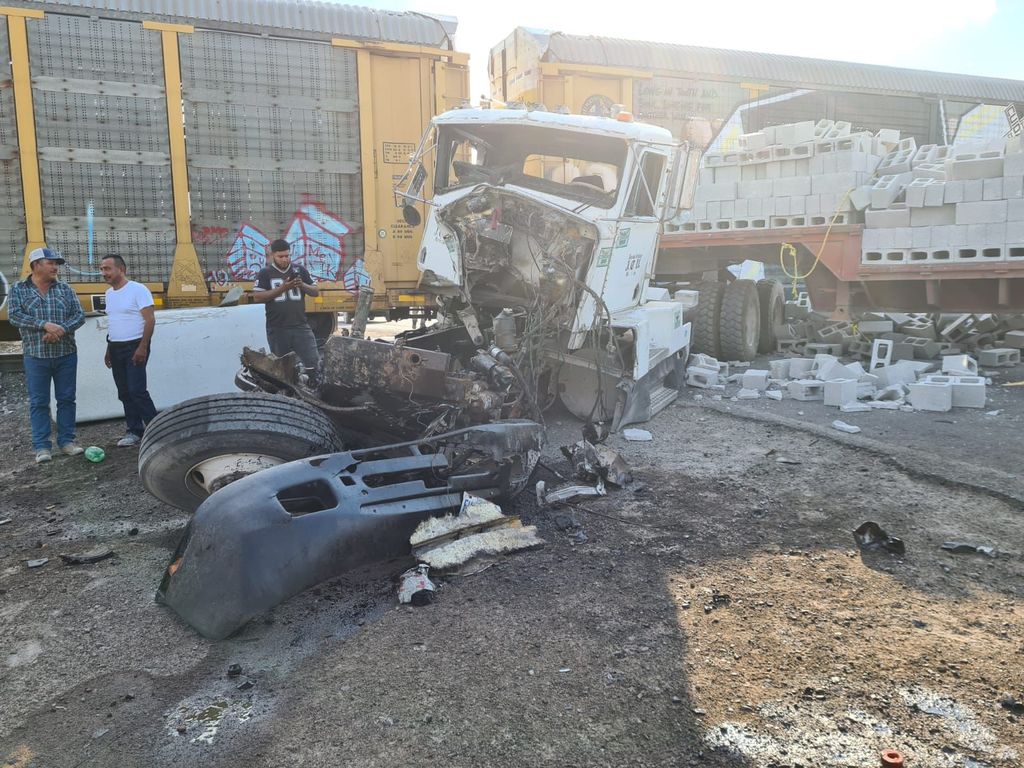 Tren embiste a tráiler en Bermejillo; conductor sobrevive