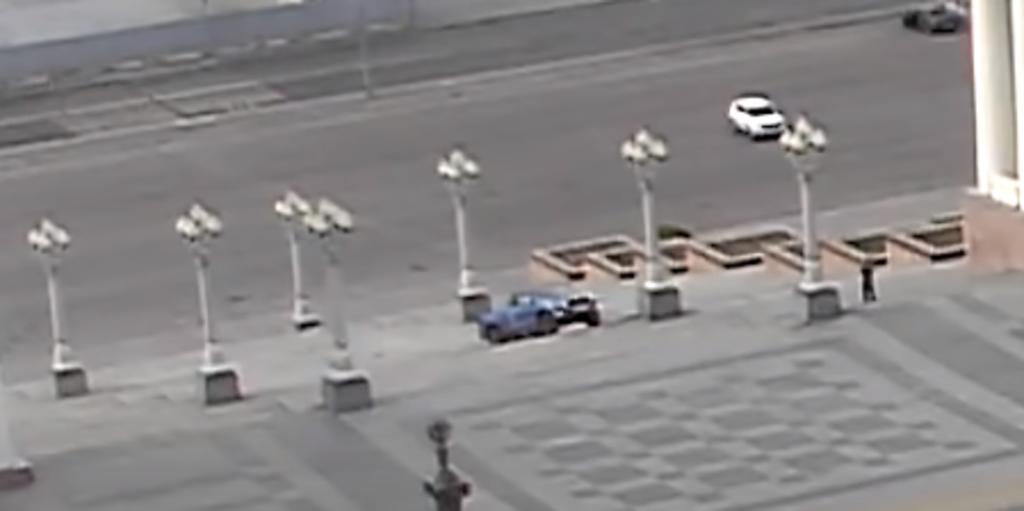 Conductor prueba su camioneta todoterreno subiendo escaleras públicas en Rusia