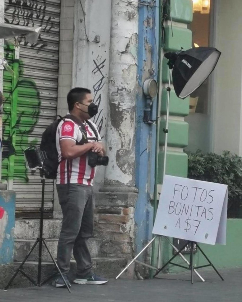 Cautiva las redes tras vender fotos en 7 pesos