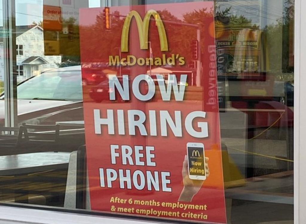Ofreciéndoles celular gratis, restaurante busca empleados