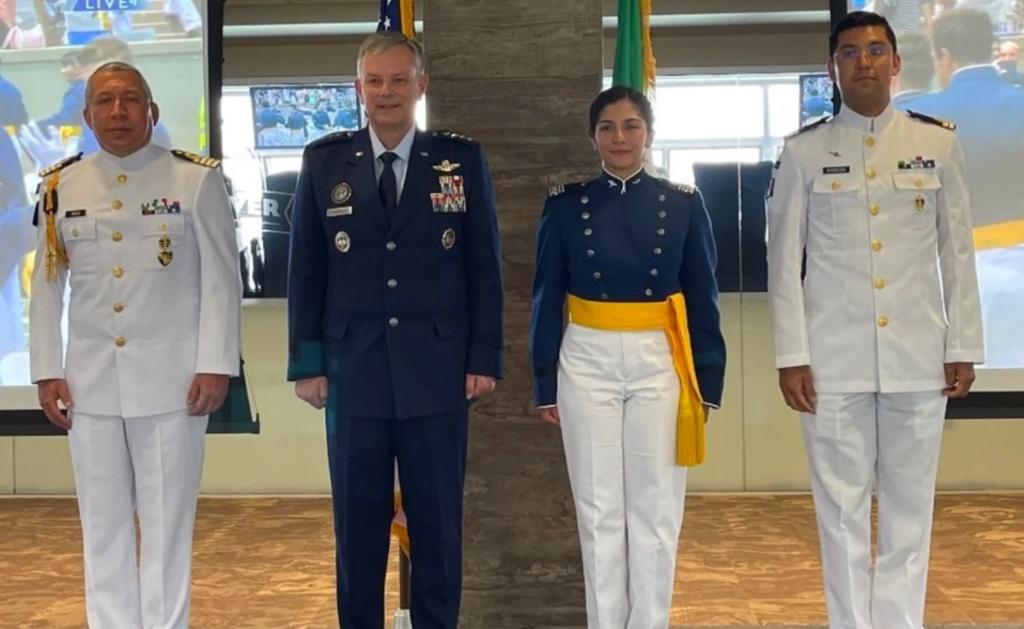 Primera mujer mexicana se gradúa de Fuerza Aérea de EUA