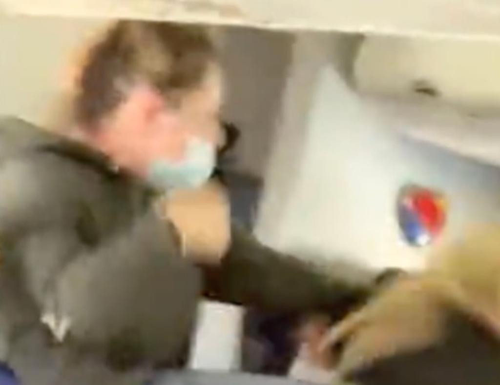 Aeromoza pierde dos dientes tras ser golpeada por pasajera en un avión