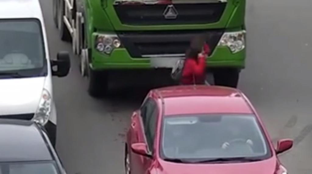 Mujer es atrpoelada por camión porque se distrajo hablando por teléfono