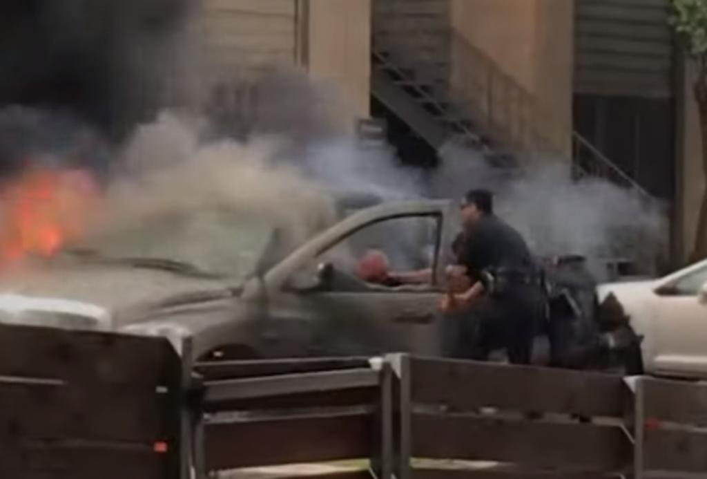Camioneta explota segundos después de que oficiales rescataron a su conductor