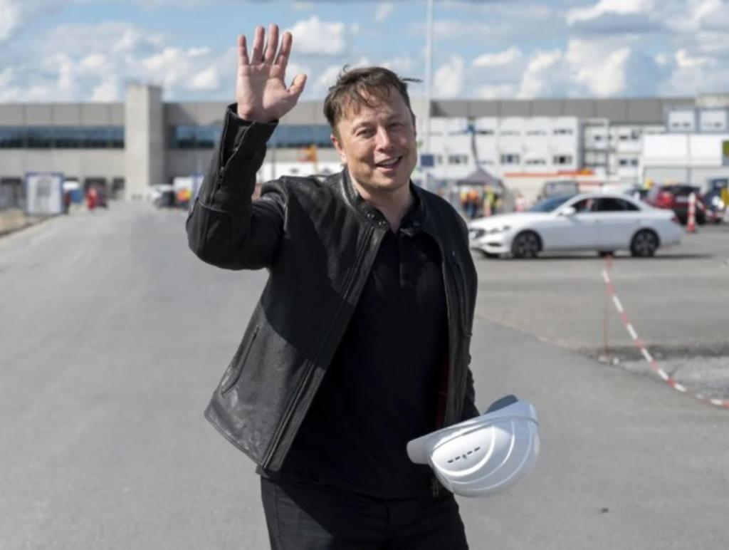 Elon Musk busca a grafitero que 'dé vida' a los muros de la nueva planta de Tesla