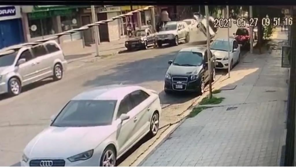 Taxi impacta a camioneta detenida en doble fila