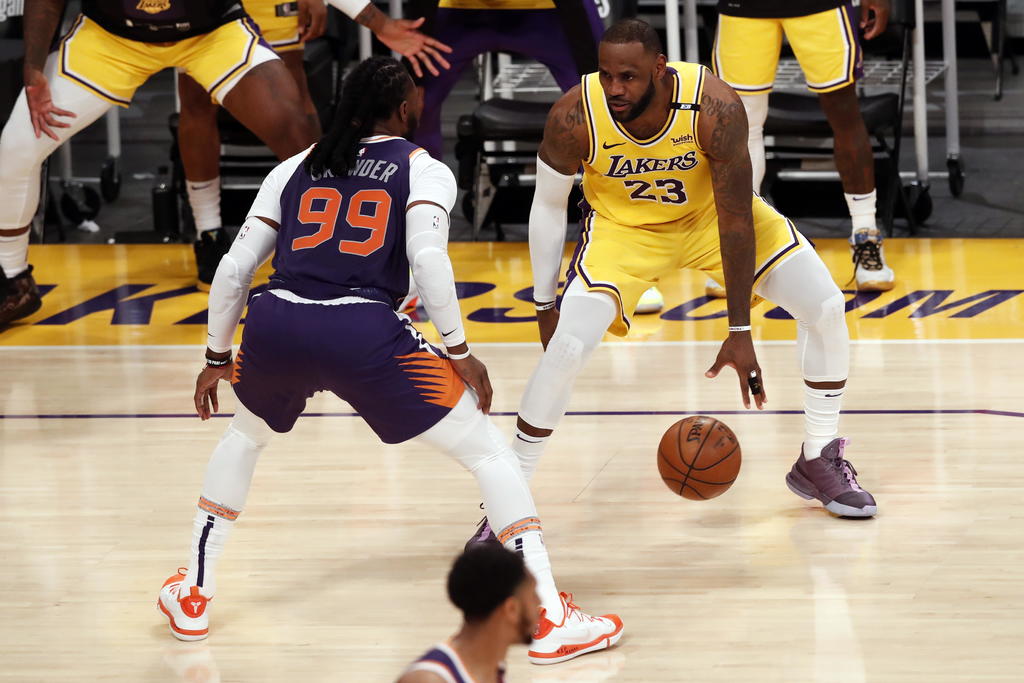 Lakers vuelven a casa en playoffs y vencen 109-95 a los Suns