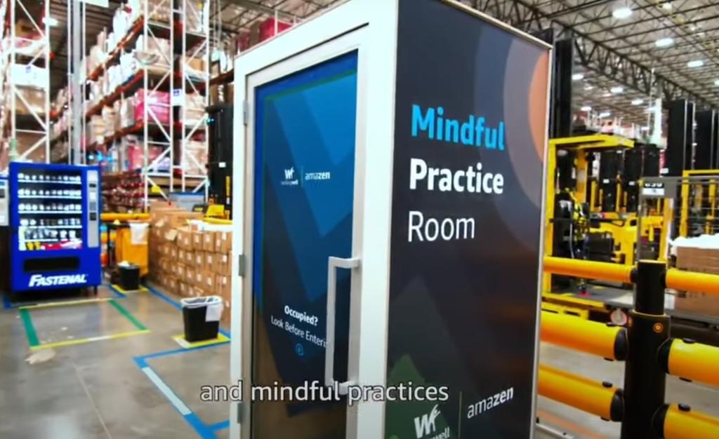 Amazon implementa cabinas de relajación para sus empleados