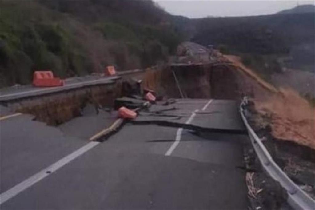 Colapsa tramo carretero en la autopista Siglo XXI en Michoacán