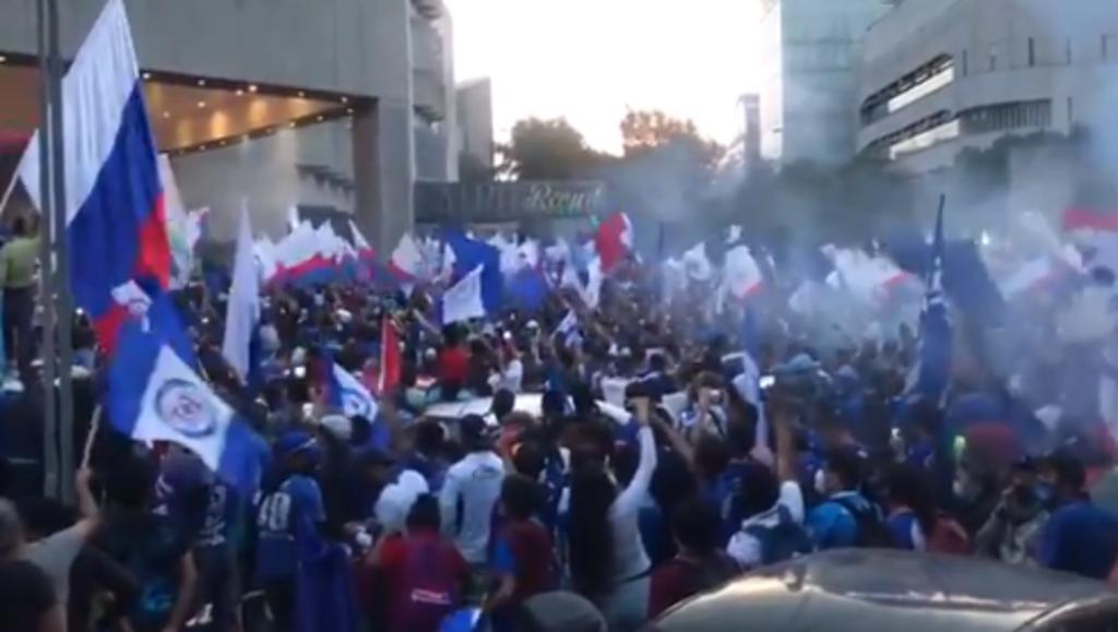 Aficionados llevan serenata a Cruz Azul previo a la final ante Santos Laguna