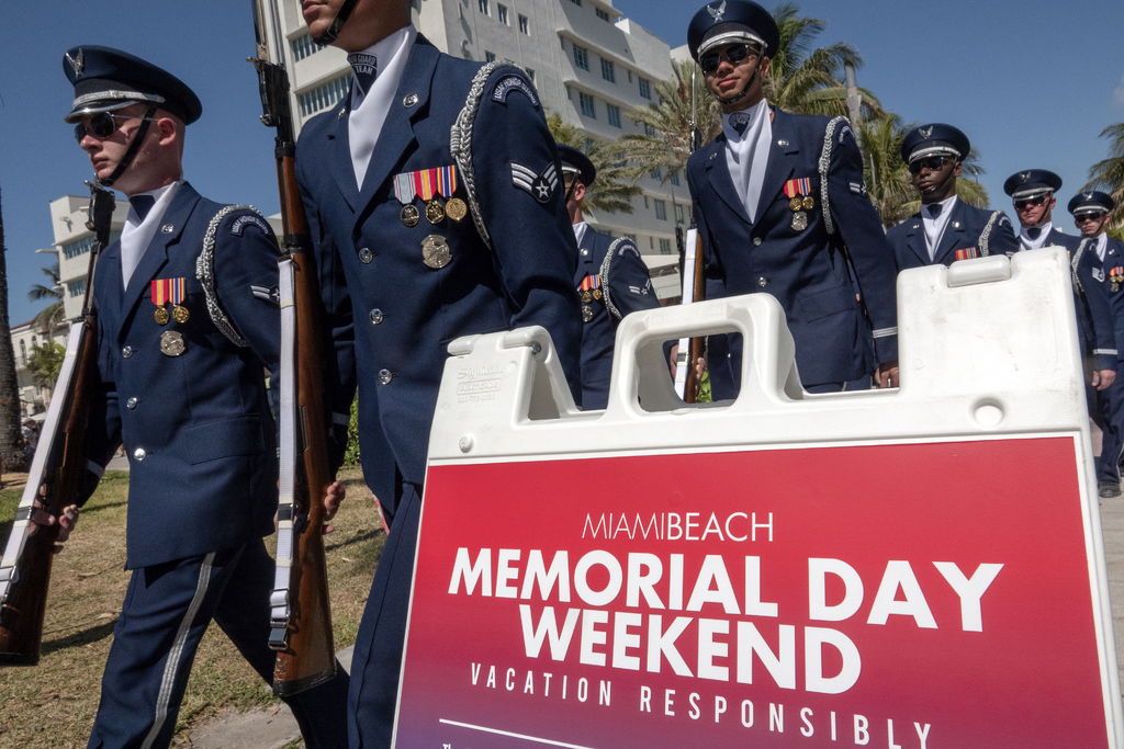Día de los Caídos en EUA inicia con tiroteo