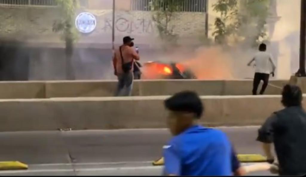 Se incendia automóvil en CDMX durante festejos del Cruz Azul 