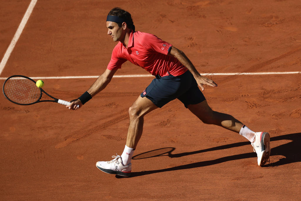 Roger Federer brilla en su regreso a París