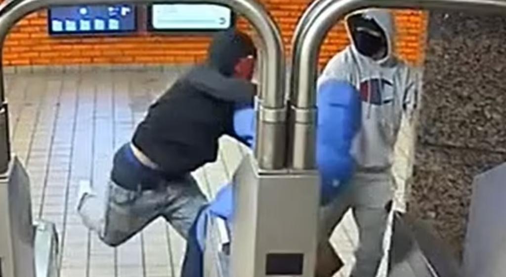 Anciano de 64 es golpeado y asaltado por dos hombre en estación de metro