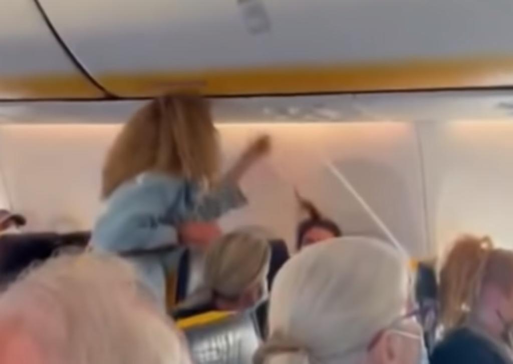 Mujer es escoltada fuera de un avión por agredir a pasajera y al personal