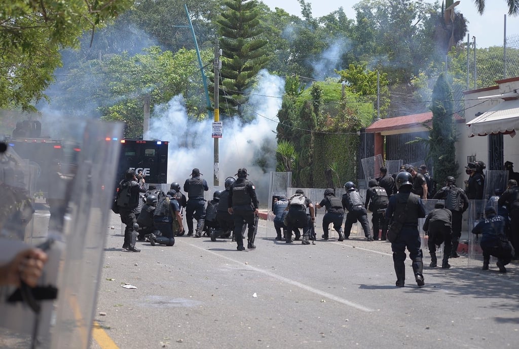 Normalistas 'chocan' con policías en Chiapas