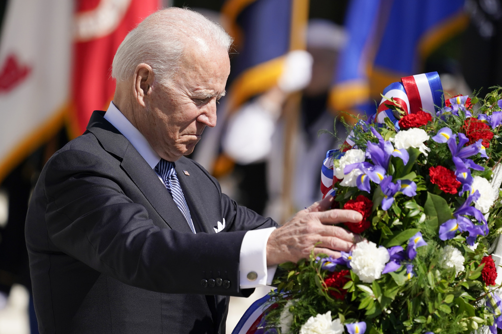 Honra Biden a caídos por la democracia