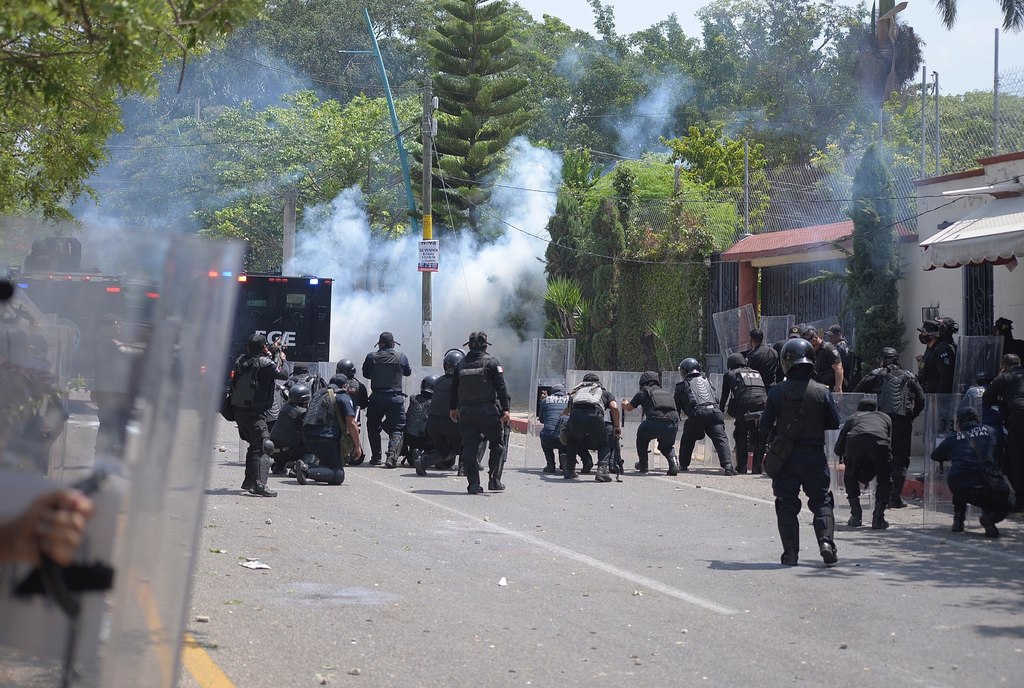 Se enfrentan normalistas con policías en Mactumactzá