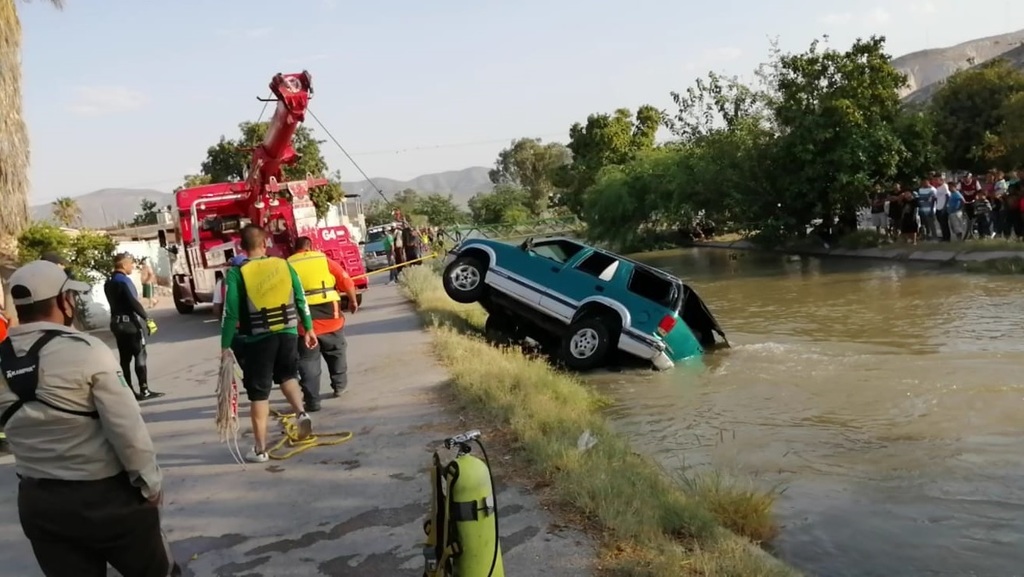 Camioneta y tráiler caen a canal de riego en La Laguna de Durango