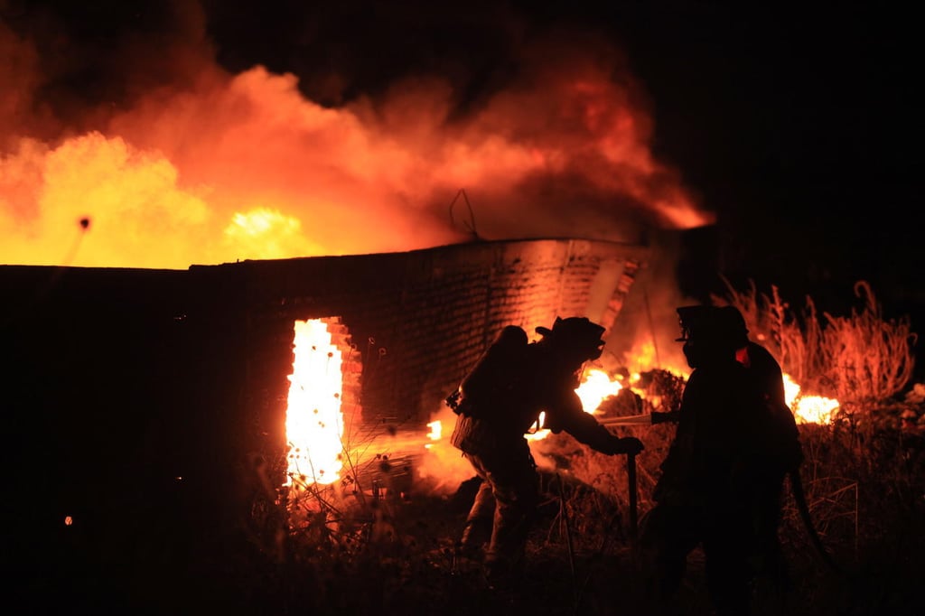 Quincuagenario sufre quemaduras tras incendio de vivienda