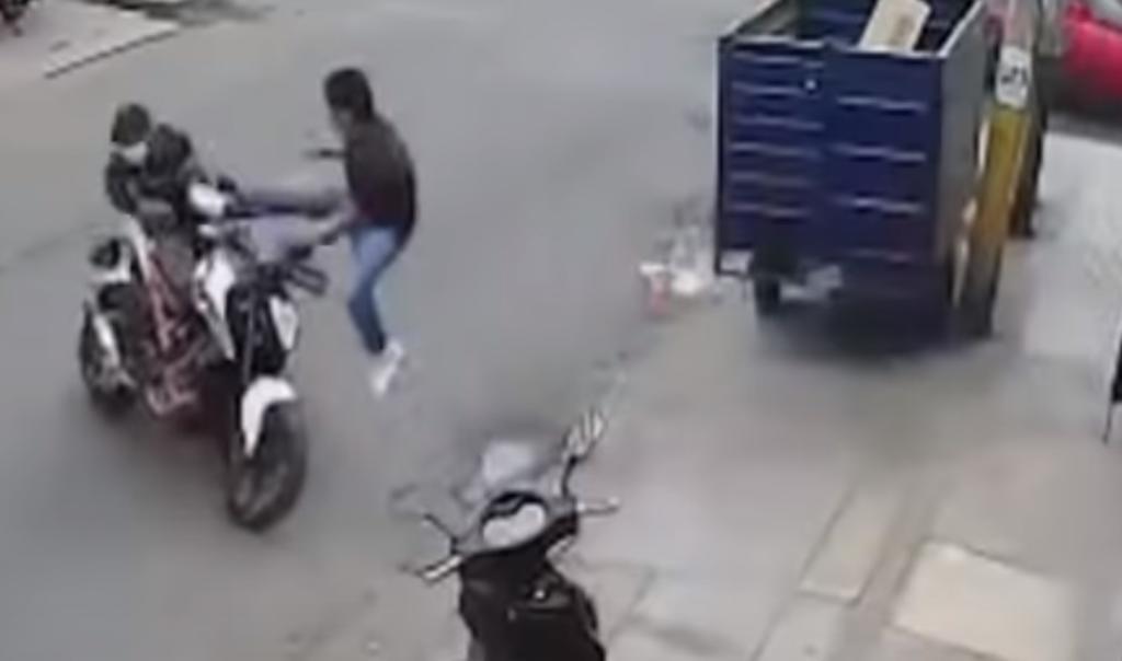 Con una patada voladora, hombre evita robo de su motocicleta y se vuelve viral